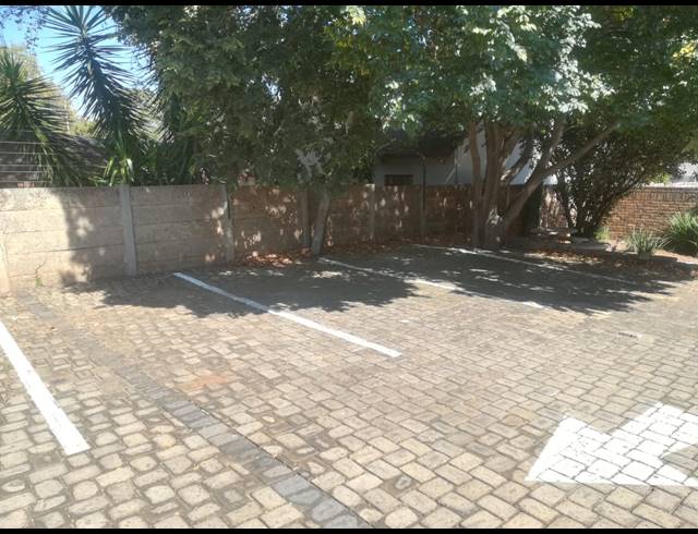 76M² BUSINESS TO LET IN CLUBVIEW